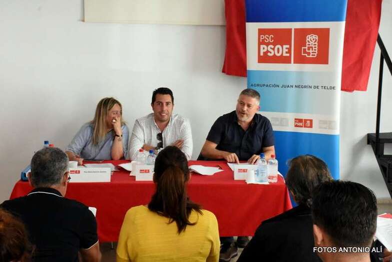 El ponente Magec Montesdeoca (d) con el secretario general del PSOE de Telde, Alejandro Ramos, y Pino Ramírez, secretaria de Formación (Foto Antonio Alí)